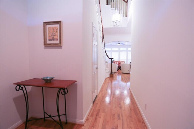 Building Photo - 5338 Hidalgo St