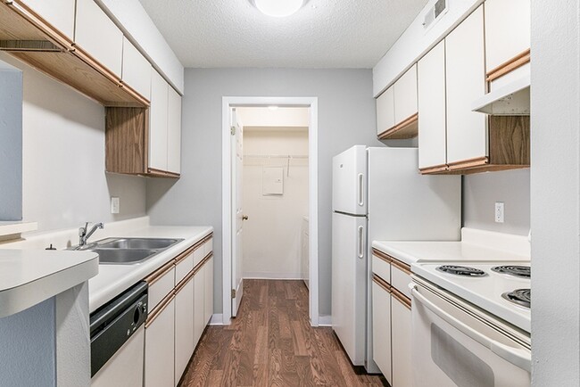 Building Photo - Runaway Bay