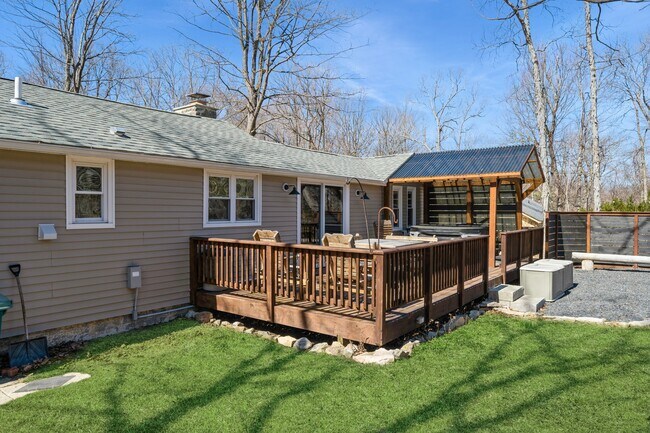 Foto del edificio - 100 Poplar Ln