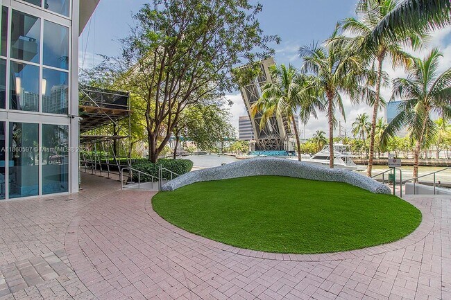 Foto del edificio - 185 SW 7th St