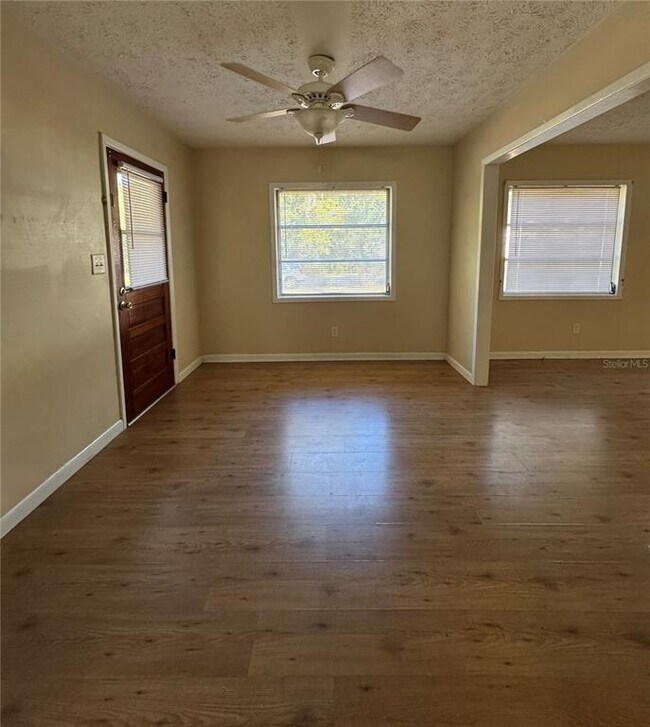 Foto del edificio - 22368 Panorama St