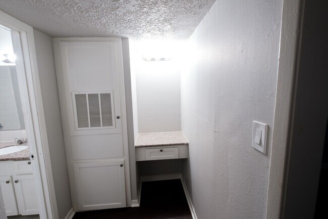 Building Photo - Apartamento recien remodelado / Beautiful recently remodeled apartment. Fast move in bonus!