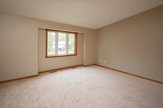 Building Photo - Great 4br home with large fenced yard in q...