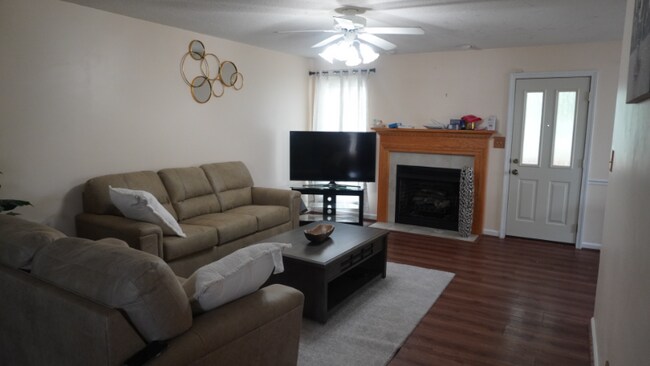 Foto del edificio - 3409 Summerfield Dr