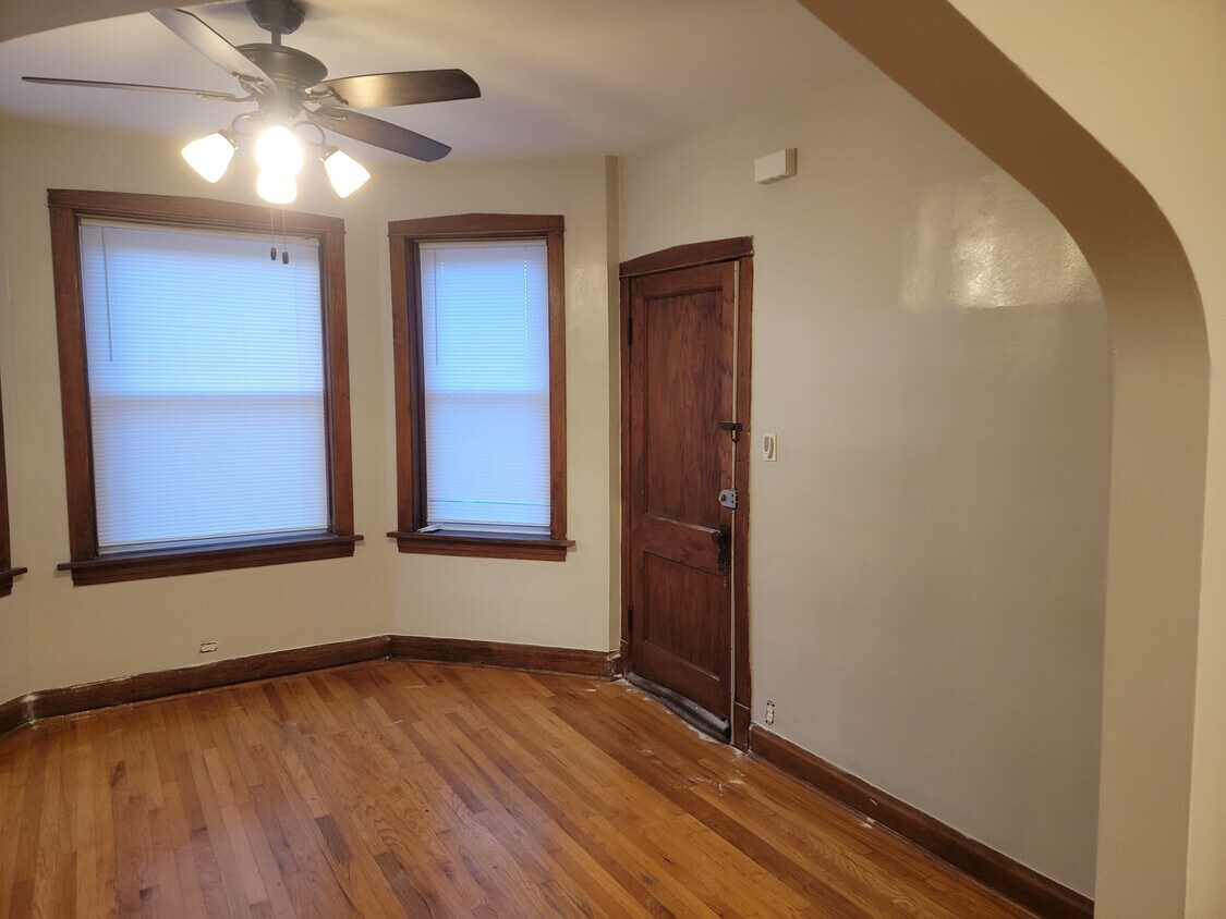 Foto del edificio - 5031 W Cullom Ave