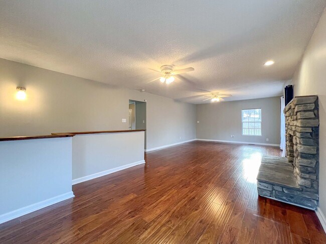 Building Photo - Charming Farragut Home with Large Fenced Yard and Wooded Access
