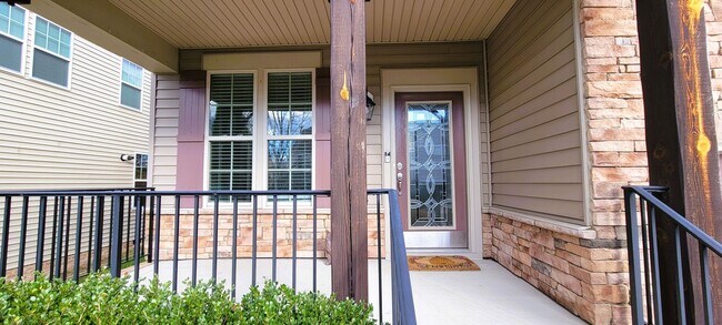 Foto del edificio - Large 4 bedroom 3 1/2 bath home that backs up to the 15th green in Magnolia Green.