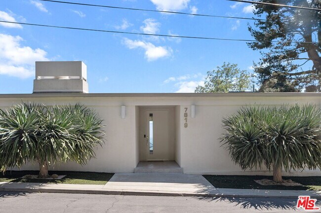 Foto del edificio - 7819 Torreyson Dr