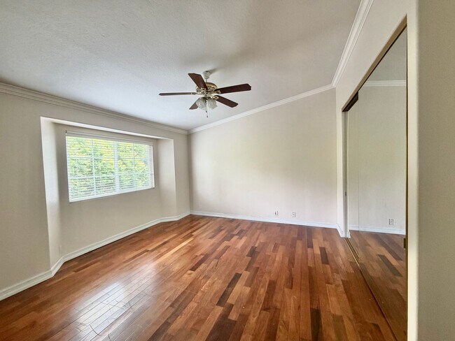 Building Photo - Tri-Level Townhome with attached 2 Car Garage