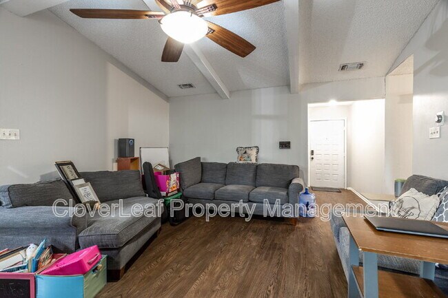 Foto del edificio - 1242 Hollyhock Ln