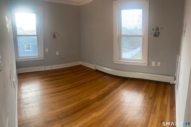 Foto del edificio - 739 Frost Rd