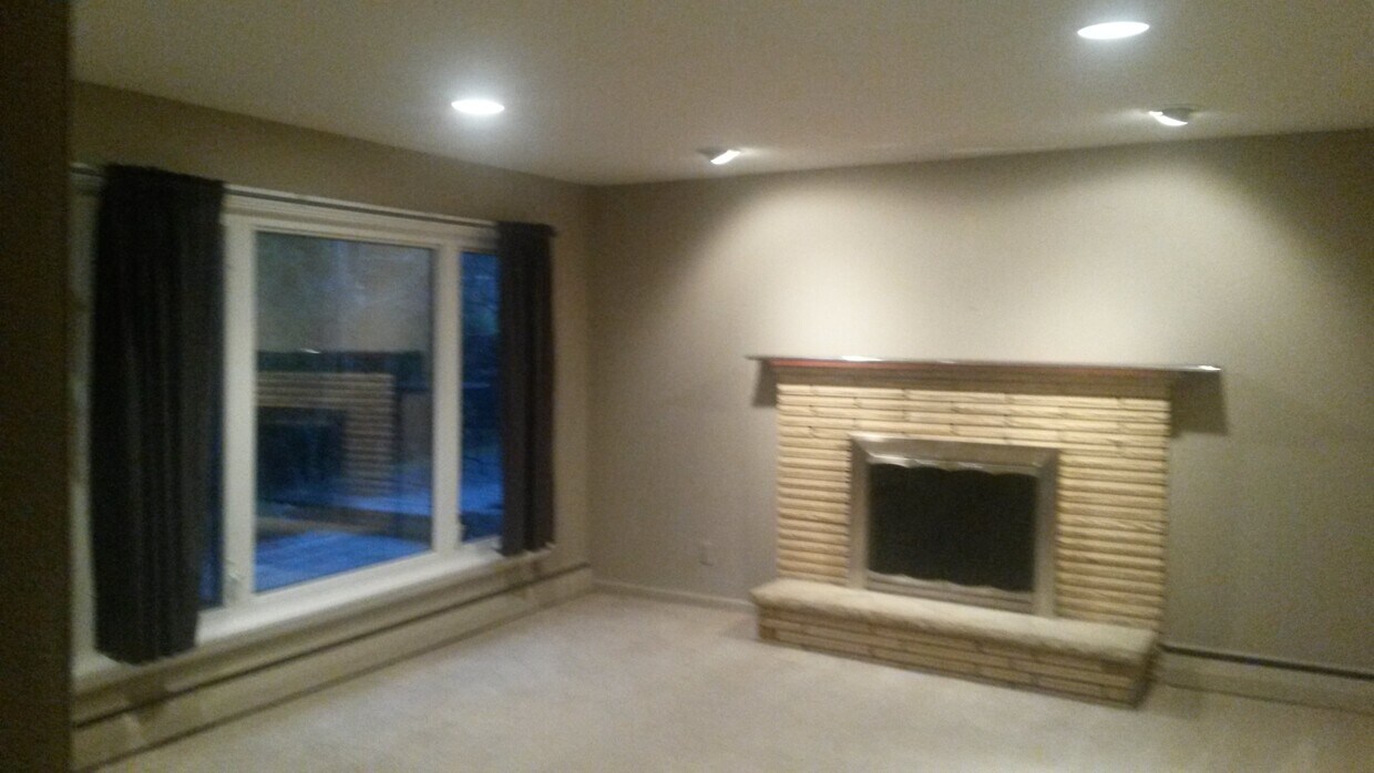 Living room. - 367 Tower Ct