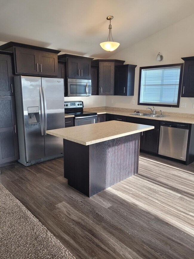 Building Photo - 3 Bed 2 Bath Twin Home