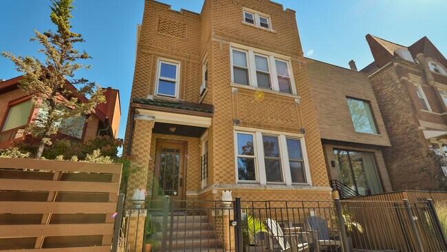 Building Photo - 1835 N Hermitage Ave