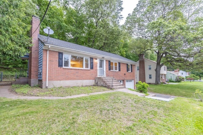 Building Photo - 3 Bedroom, 2 Bathroom home with Finished B...