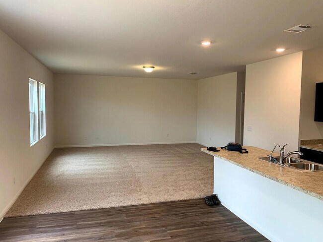 Foto del edificio - Room in House on Shiro Dr