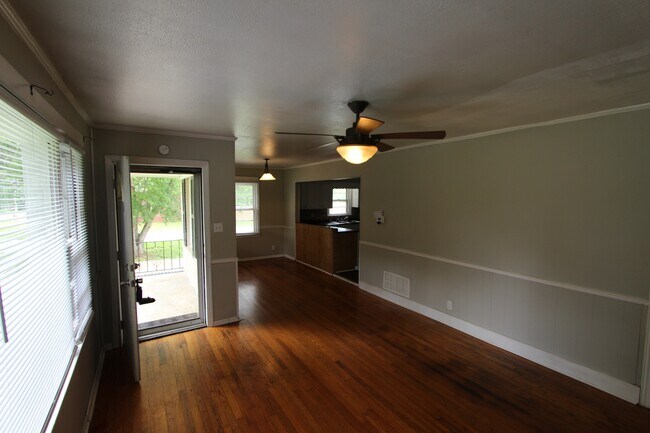 Building Photo - 2215 Rosewood Dr