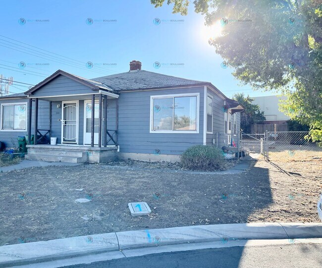 Building Photo - Rent Special:$300 off first months rent!!!...