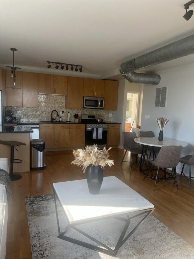 Foto del edificio - 2 bedroom in Chicago IL 60653