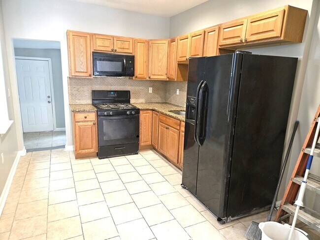 Building Photo - 3 Bedroom 1 bathroom Available