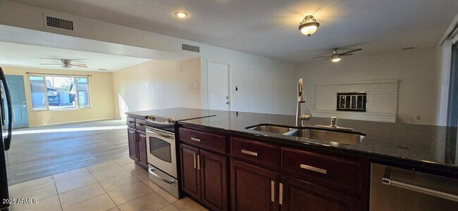 Foto del edificio - 2132 E Oxford Dr