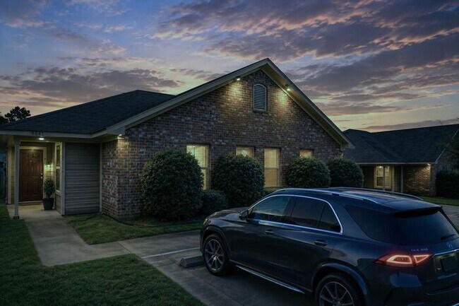 Foto del edificio - 3 Bedroom 2 Bath Duplex at Mansion Creek in Tyler! 1/2 off first full months rent