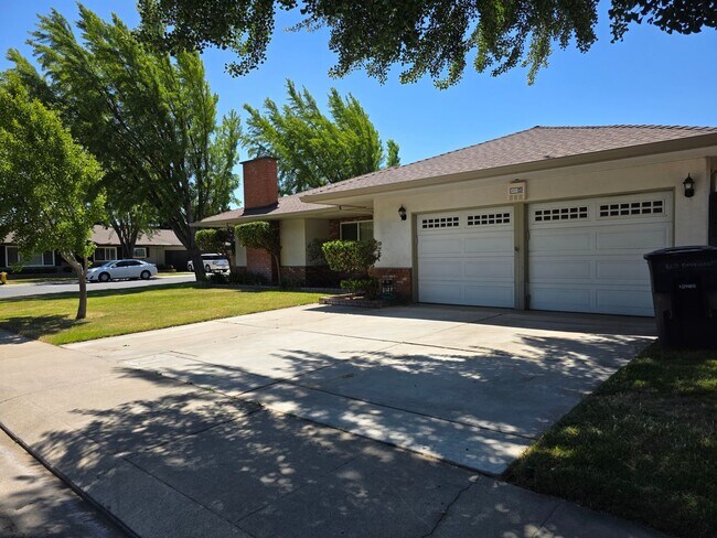 Foto del edificio - Single story home close to freeway access!