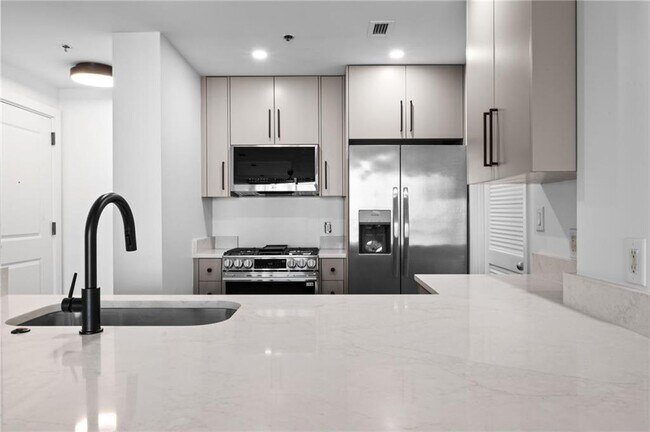 Foto del edificio - 3338 Peachtree Rd NE