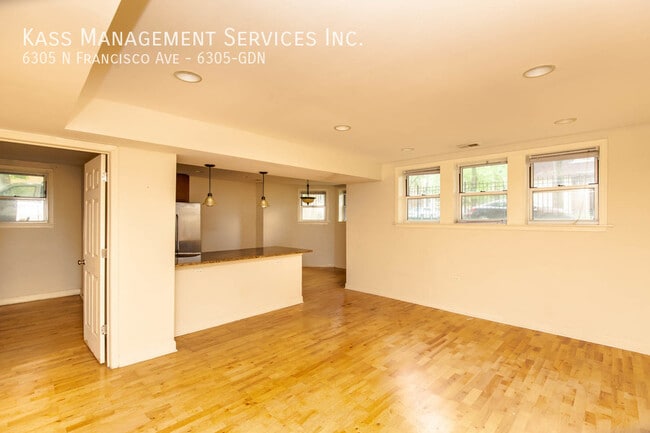 Building Photo - Beautiful 2bd/2bth in West Ridge, SS Appli...
