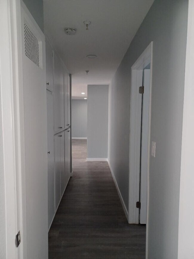 Foto del edificio - 4461 W. 132nd St