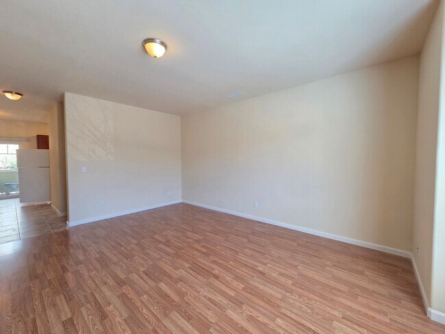 Building Photo - 3 Bedroom 2.5 Bath Close to UNR!