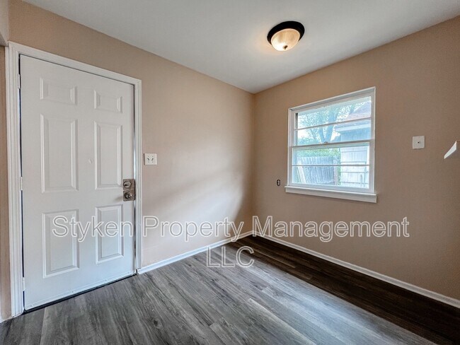 Building Photo - 213 S Elm Ave