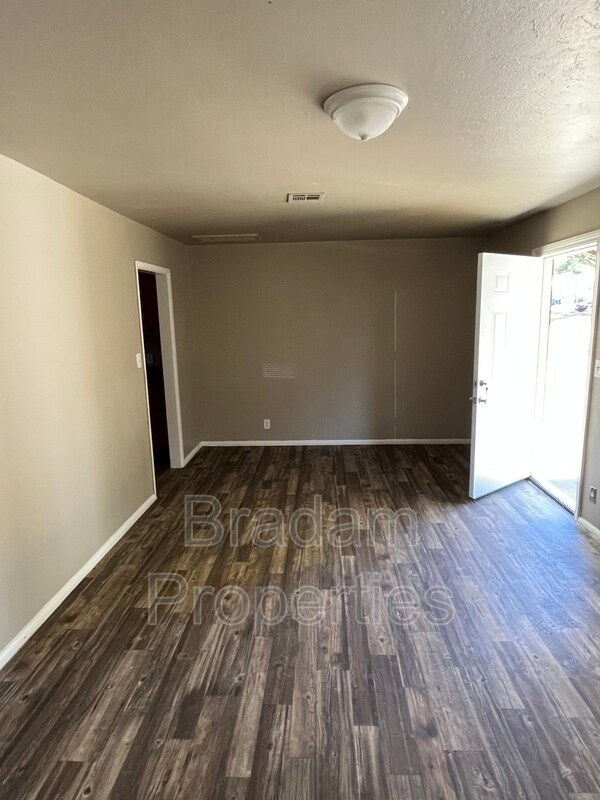 Building Photo - 1801 S Oak Ave