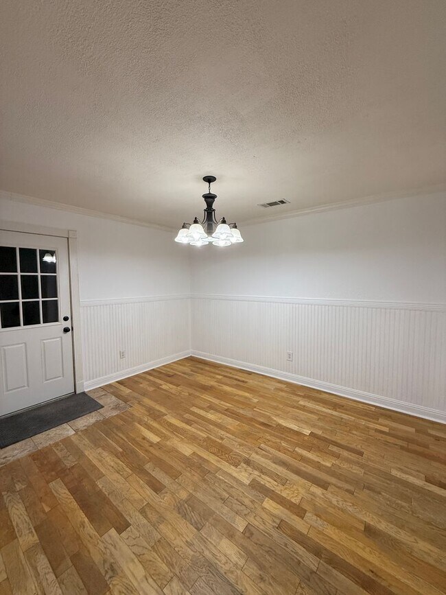 Building Photo - Now Available – Fully Remodeled 3 Bed / 2 ...