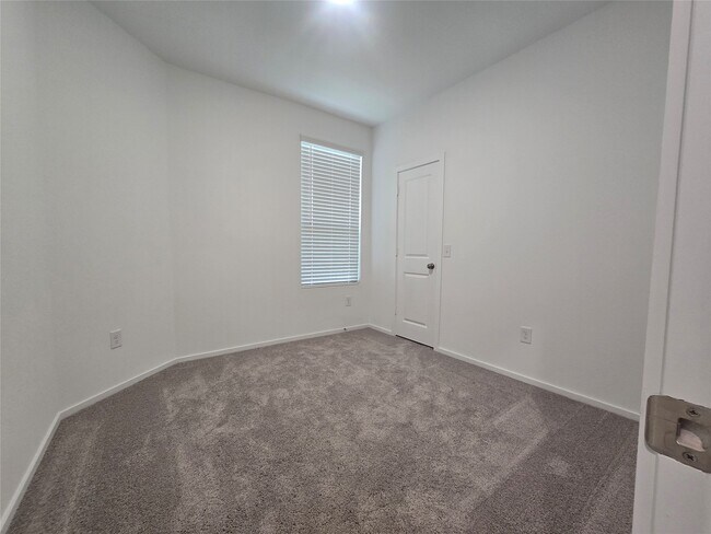 Foto del edificio - 15006 English Rose Rd