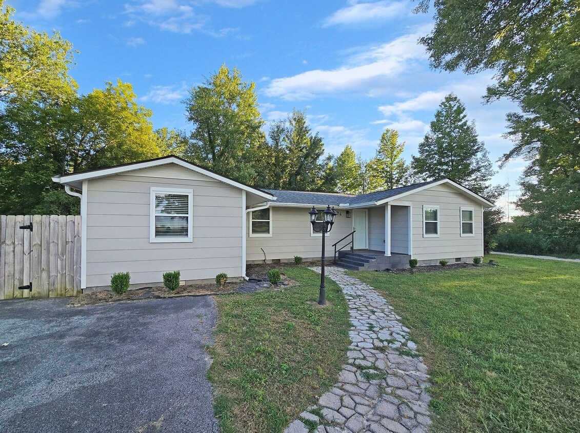 Foto principal - COMPLETELY RENOVATED 4 Bedroom/2 Bath Harv...