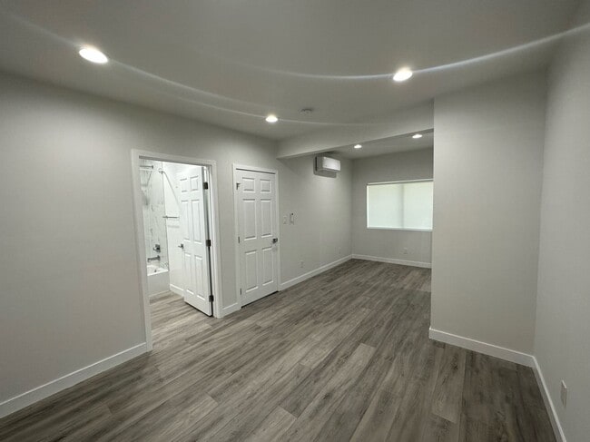 Building Photo - Hillcrest