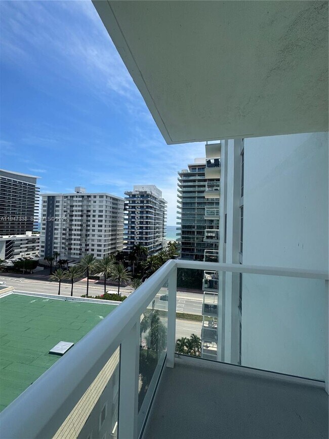 Foto del edificio - 5750 Collins Ave