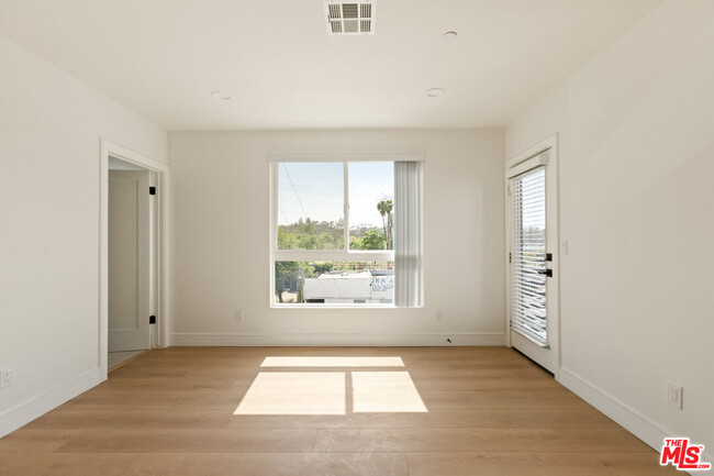 Foto del edificio - 2700 Fletcher Dr