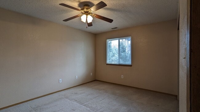 Foto del edificio - 2 bed 1 Bath Townhome Available Now