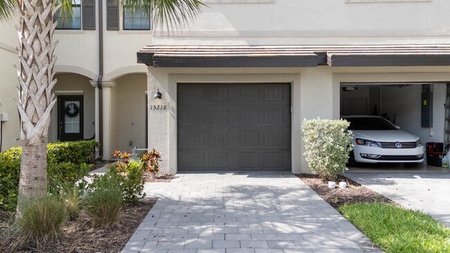 Newer-construction townhome in the highly desirable Lorraine Lakes - Newer-construction townhome in the highly desirable Lorraine Lakes