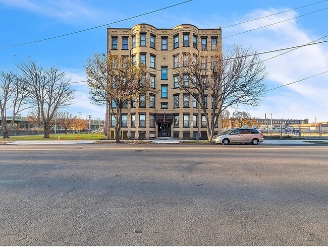 Building Photo - 649 S Summer St