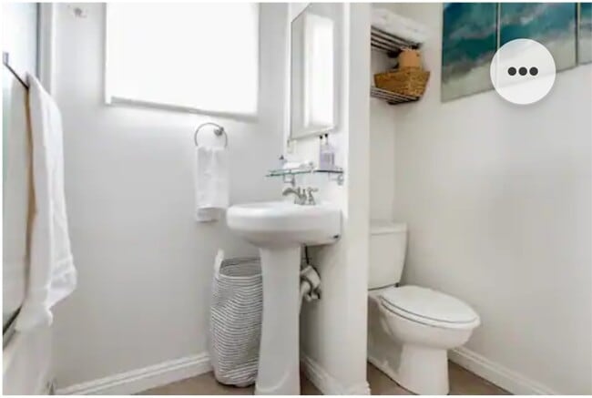 Full bathroom - 4630 Gainsborough Ave
