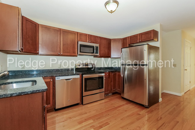Building Photo - 205 River View Ln