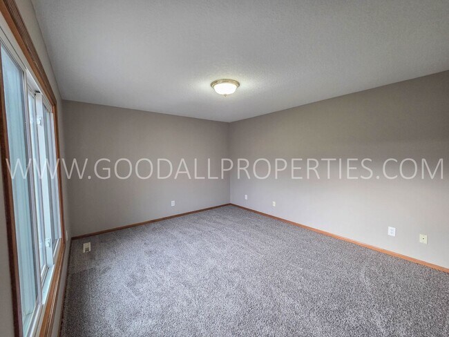 Foto del edificio - Beautiful 4-Bedroom Home in Johnston – with Finished basement and bonus room and a fenced yard.