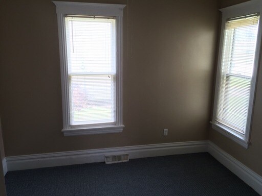 Building Photo - 841 W Chestnut St