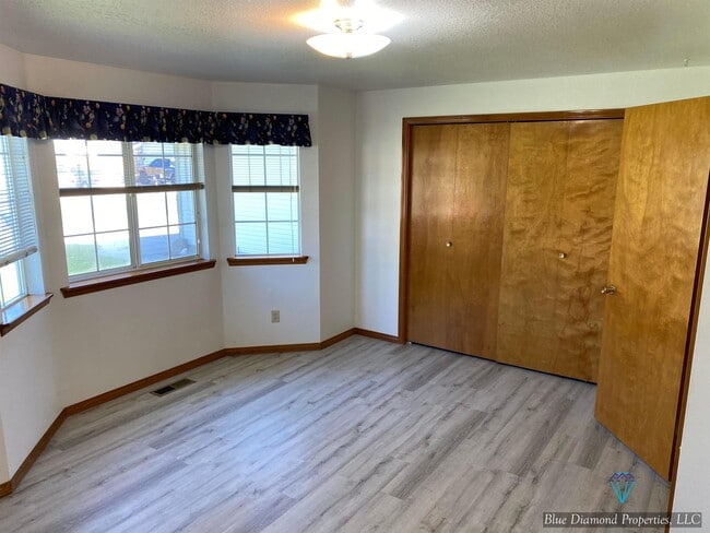 Building Photo - 545 Creekview Dr