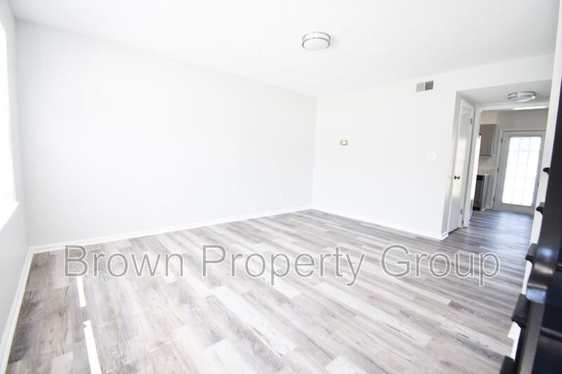 Foto del edificio - 2113 Grand Prix Dr