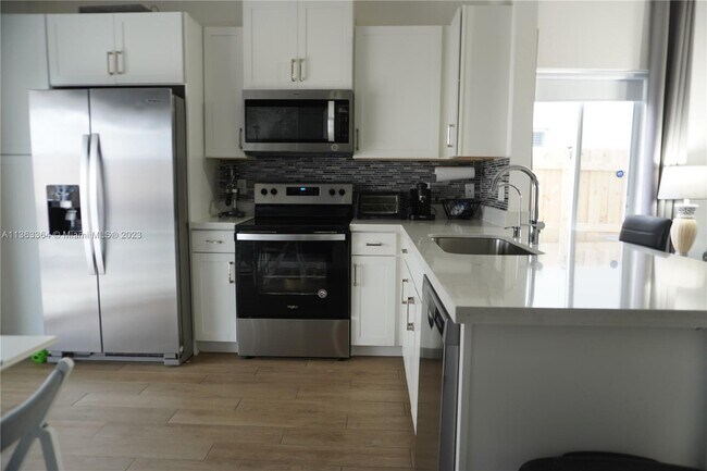 Foto del edificio - 864 SE 17th Ct