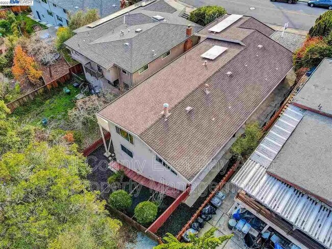 Foto del edificio - 1740 Ganges Ave